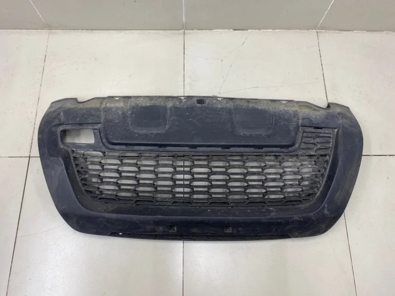 Решетка в бампер центральная Renault Duster 1