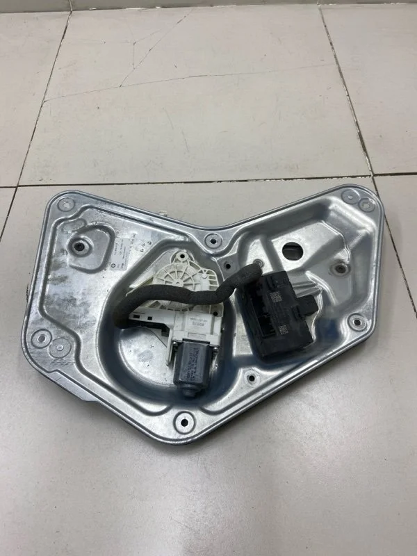 Стеклоподъемник электрический задний левый Skoda