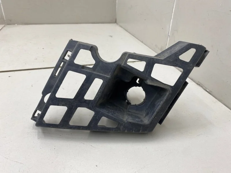 Кронштейн форсунки омывателя фары правый Skoda