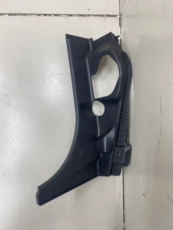 Обшивка багажника задняя правая Toyota Land