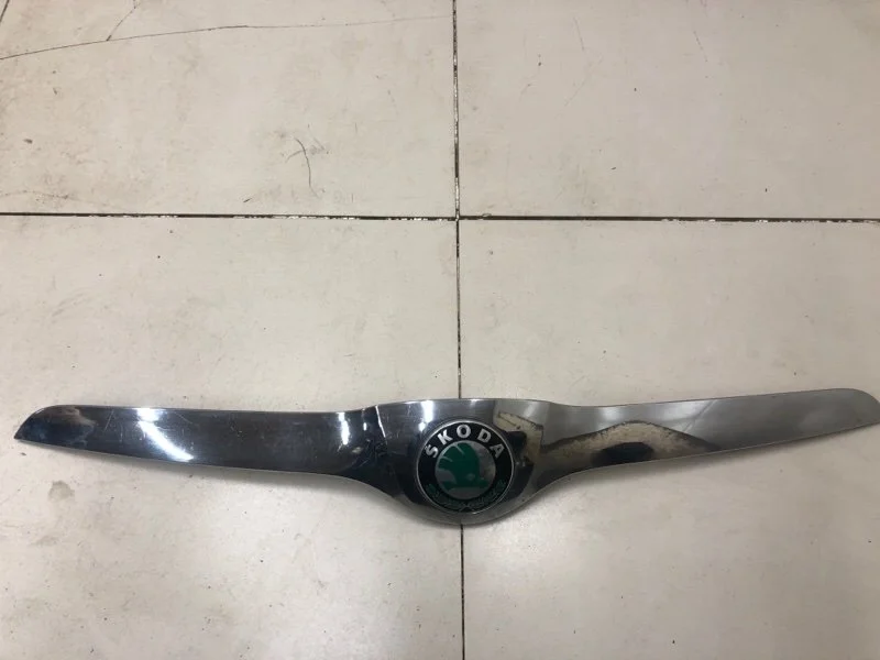 Молдинг капота Skoda Fabia