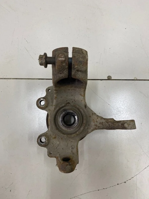 Кулак поворотный передний правый Ford Focus 2