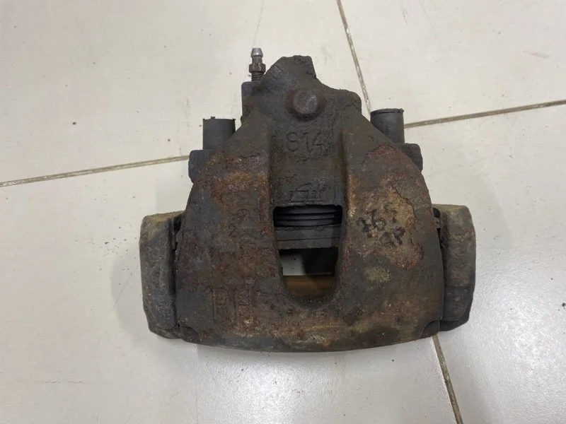 Суппорт тормозной передний правый Ford Focus 3