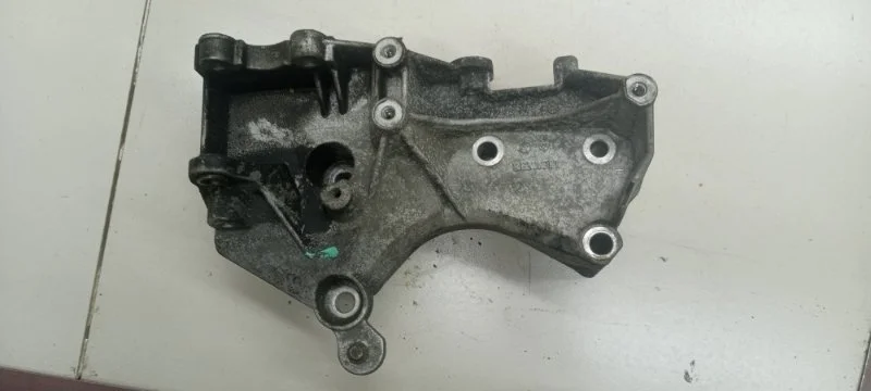 Кронштейн генератора Renault Logan 1
