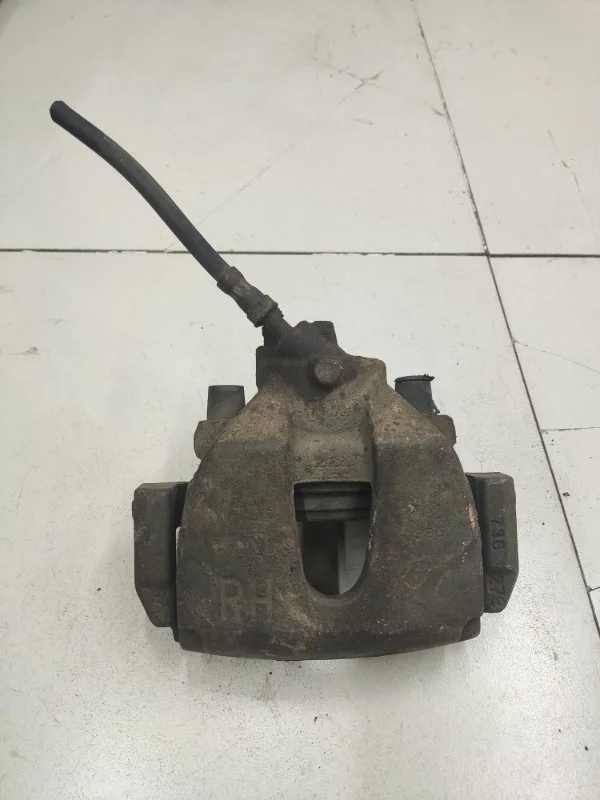 Суппорт тормозной передний правый Ford Focus 2