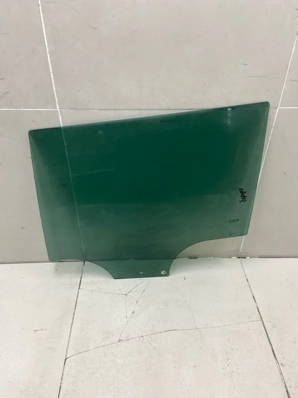 Стекло двери заднее левое Skoda Yeti