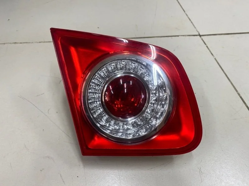 Фонарь внутренний задний левый Volkswagen Jetta 5