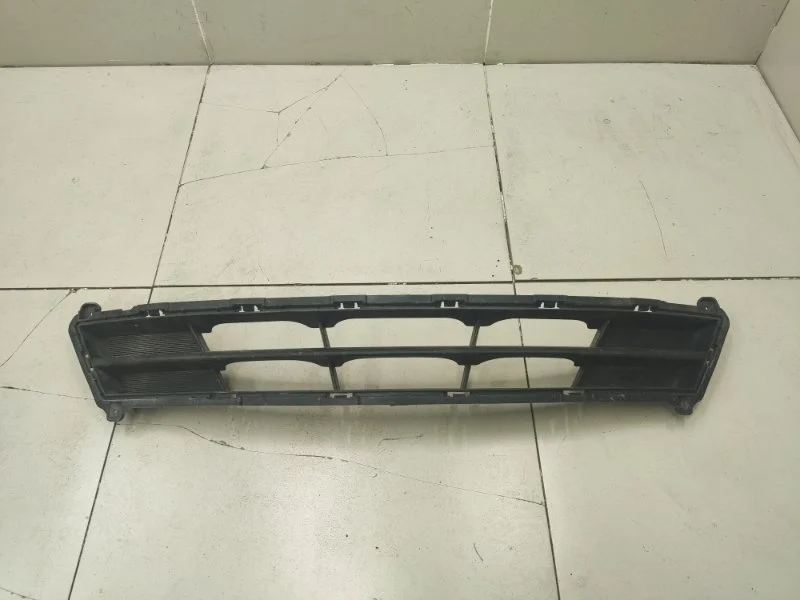 Решетка в бампер центральная Hyundai Solaris 1