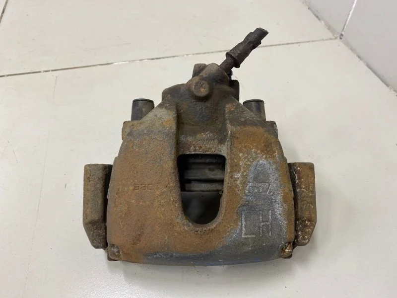 Суппорт тормозной передний левый Ford Focus 2