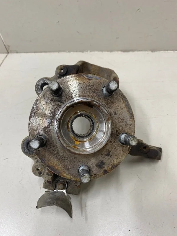 Кулак поворотный передний левый Ford Focus 2 СЕДАН