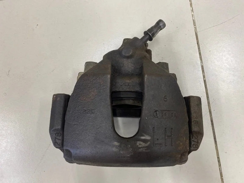 Суппорт тормозной передний левый Ford Focus 2