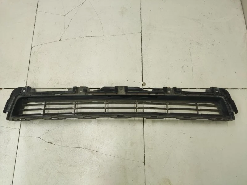 Решетка в бампер центральная Toyota Land Cruiser