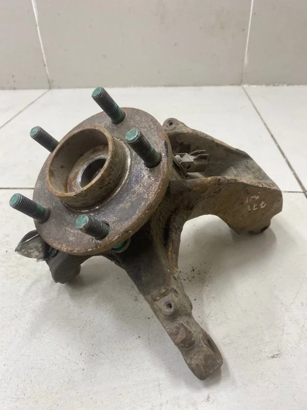 Кулак поворотный передний левый Ford Focus 2 СЕДАН