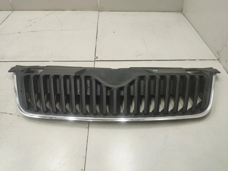 Решетка радиатора Skoda Fabia 2 5J После 2010