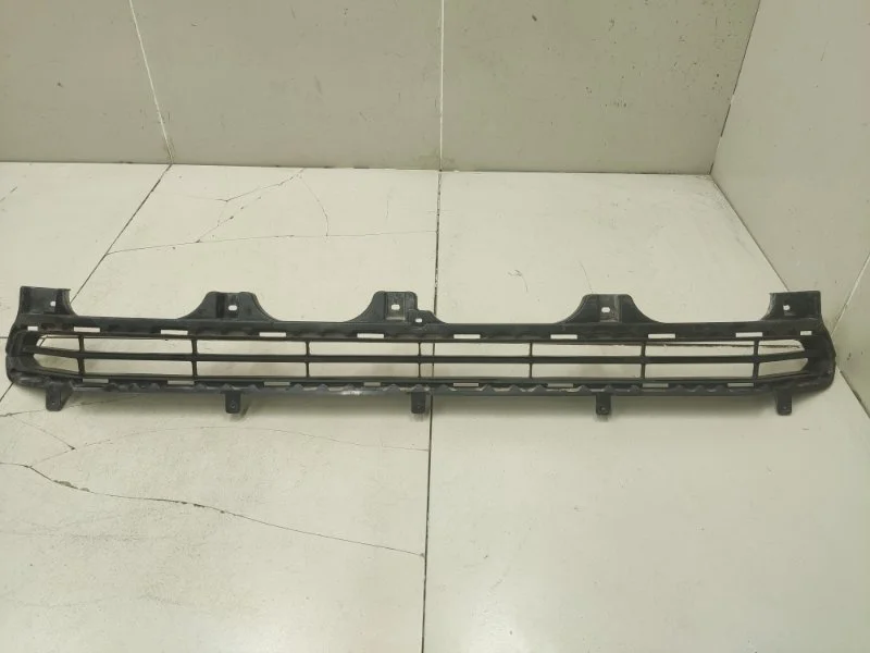 Решетка в бампер центральная Toyota Land Cruiser