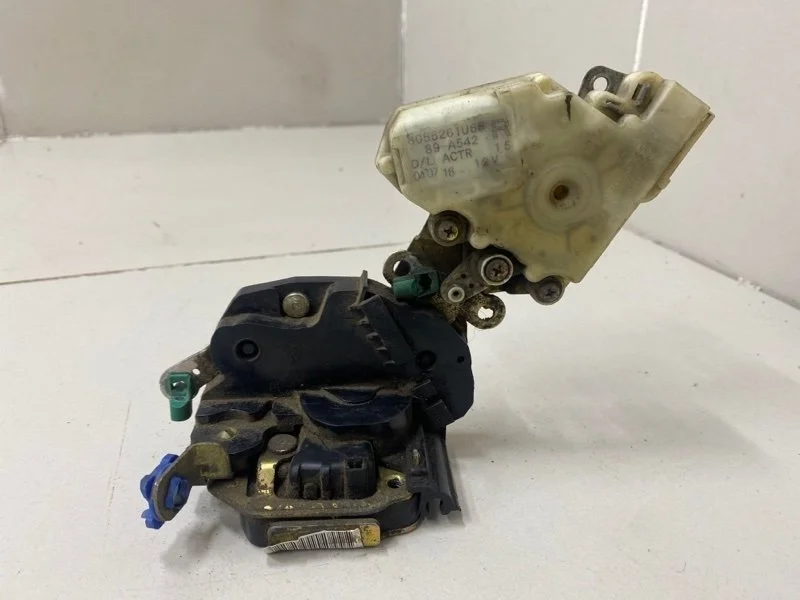 Замок двери передний правый Nissan Almera 2 N16