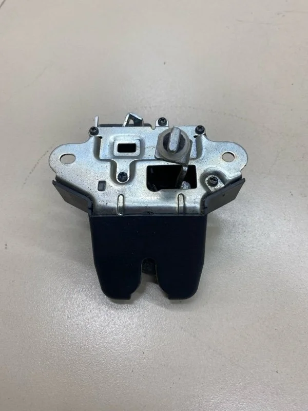 Замок крышки багажника Hyundai Solaris 1