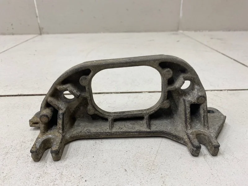 Кронштейн опоры КПП левый Renault Logan 1 LS0A