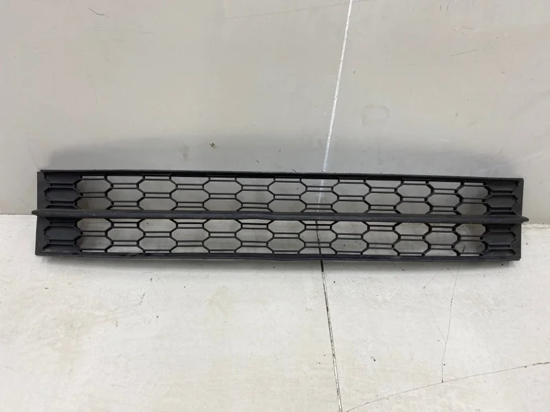 Решетка в бампер центральная Skoda Octavia A7 5E