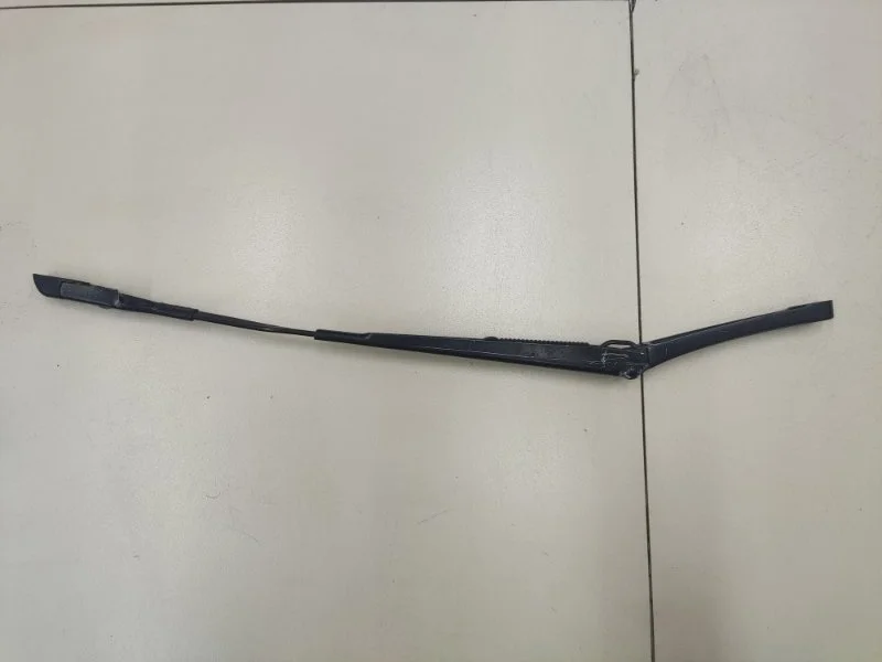 Поводок стеклоочистителя передний левый Skoda