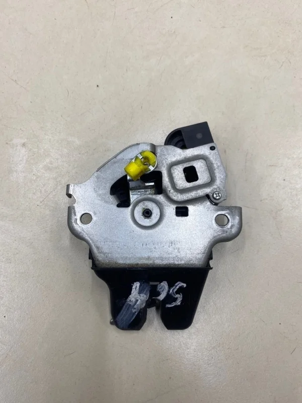 Замок крышки багажника Mitsubishi Lancer 10 CY2A