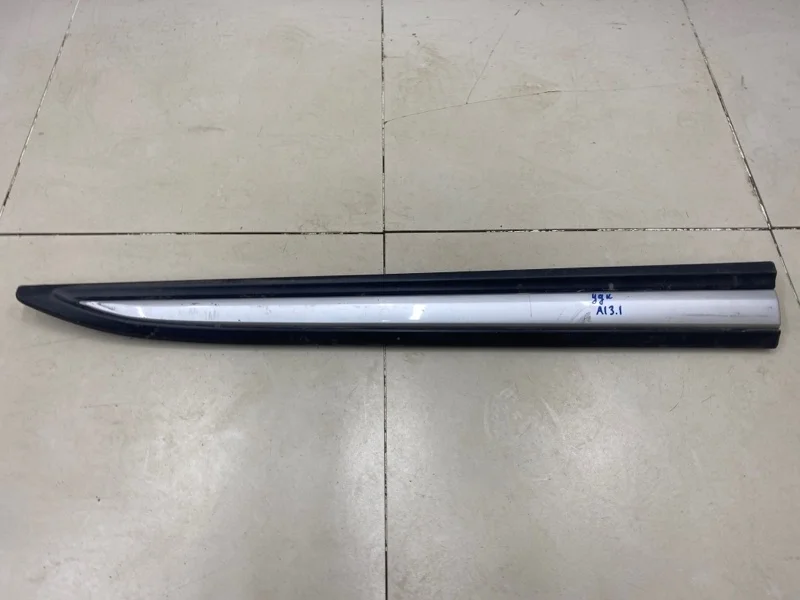 Молдинг двери передний правый Mitsubishi Outlander