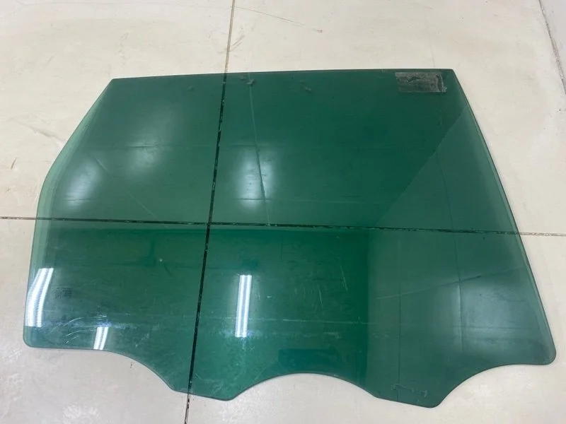 Стекло двери заднее правое Volkswagen Touareg 2