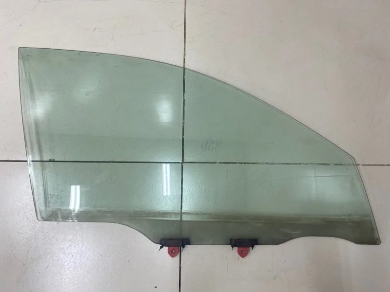 Стекло двери переднее правое Toyota Avensis 1