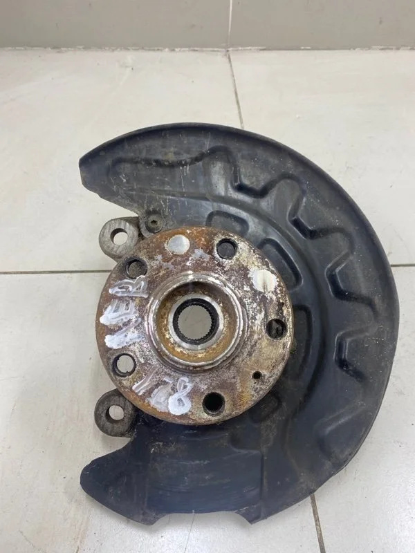 Кулак поворотный передний левый Skoda Octavia A7