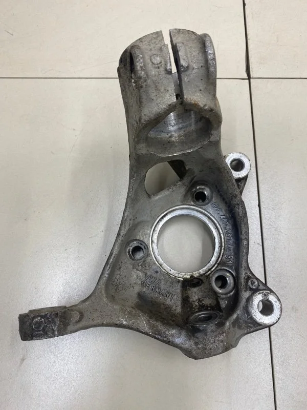 Кулак поворотный передний левый Volkswagen Passat