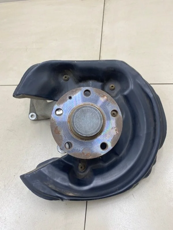 Кулак поворотный задний правый Volkswagen Passat