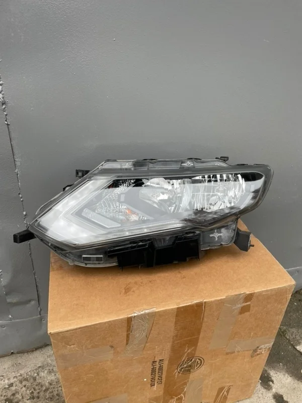 Фара галогеновая Nissan X-Trail T32(рест)