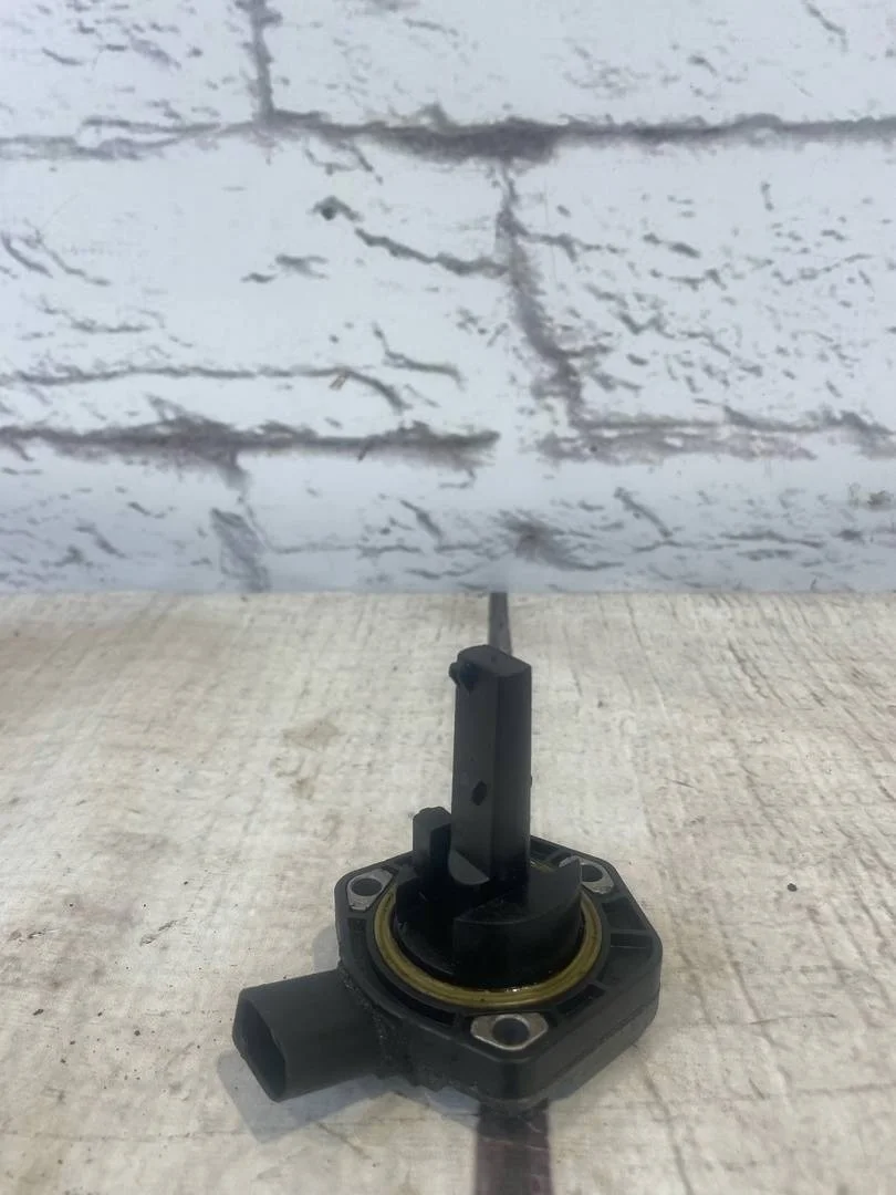 Датчик уровня масла Skoda Octavia 2005 A5