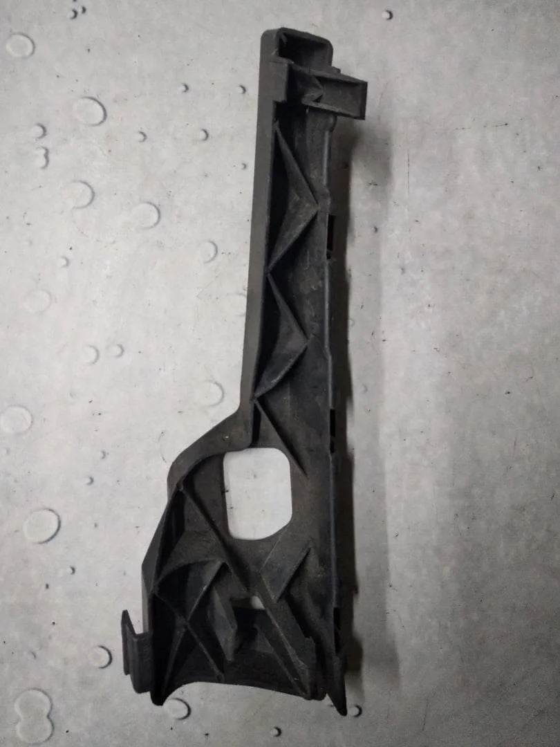 Кронштейн бампера переднего Ford Focus 2 2005