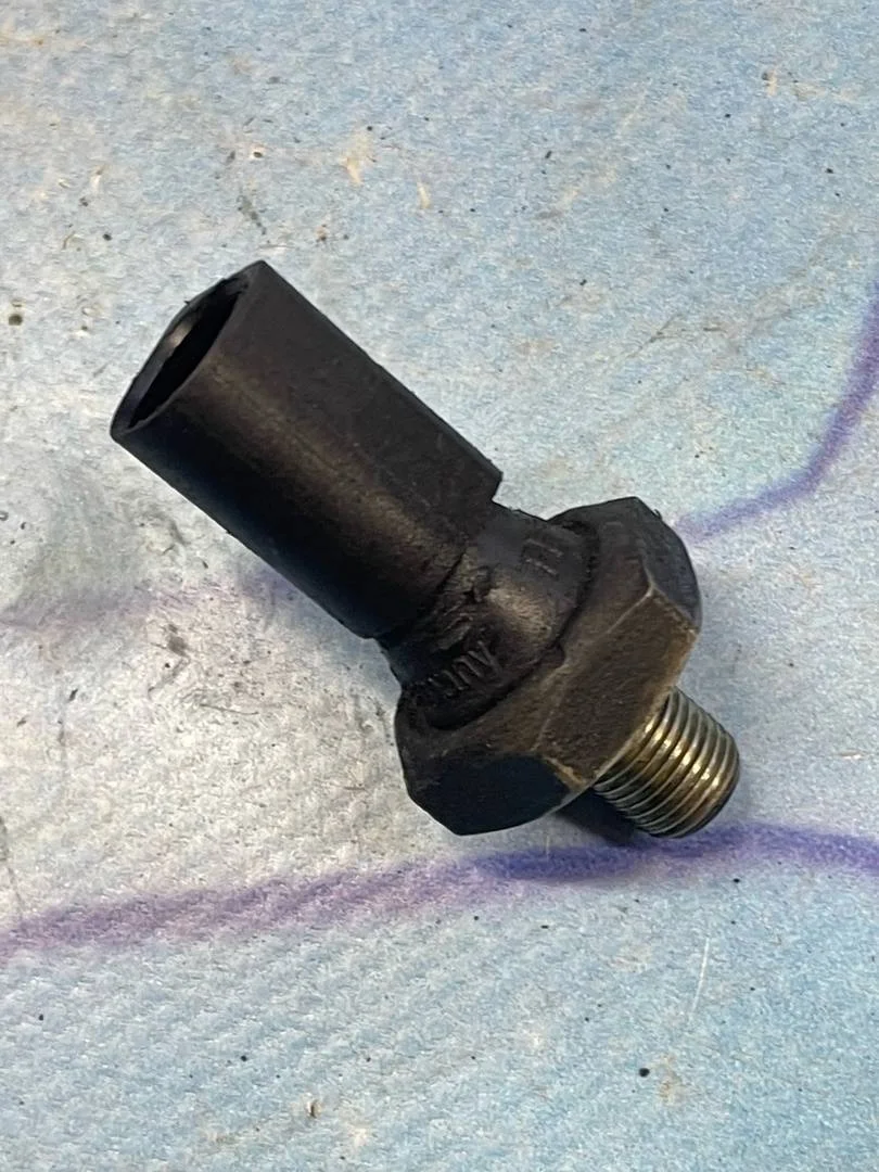 Датчик давления масла Skoda Octavia 2006 A5