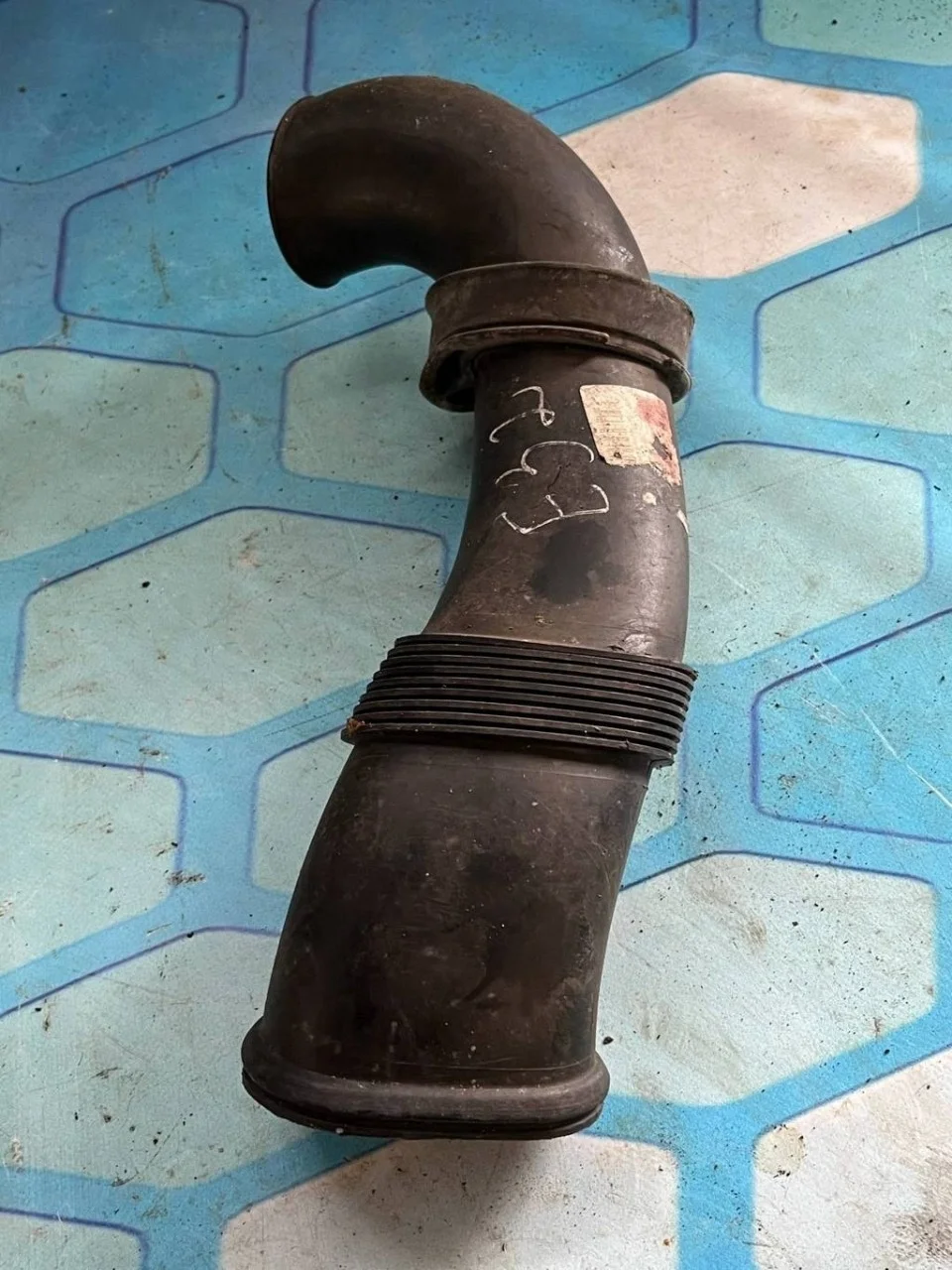 Патрубок воздушного фильтра VW Touareg 1 2006