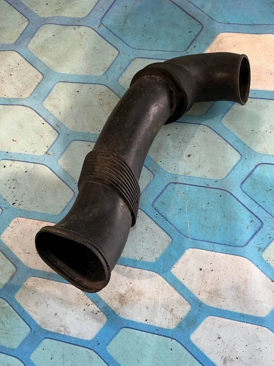 Патрубок воздушного фильтра VW Touareg 1 2006