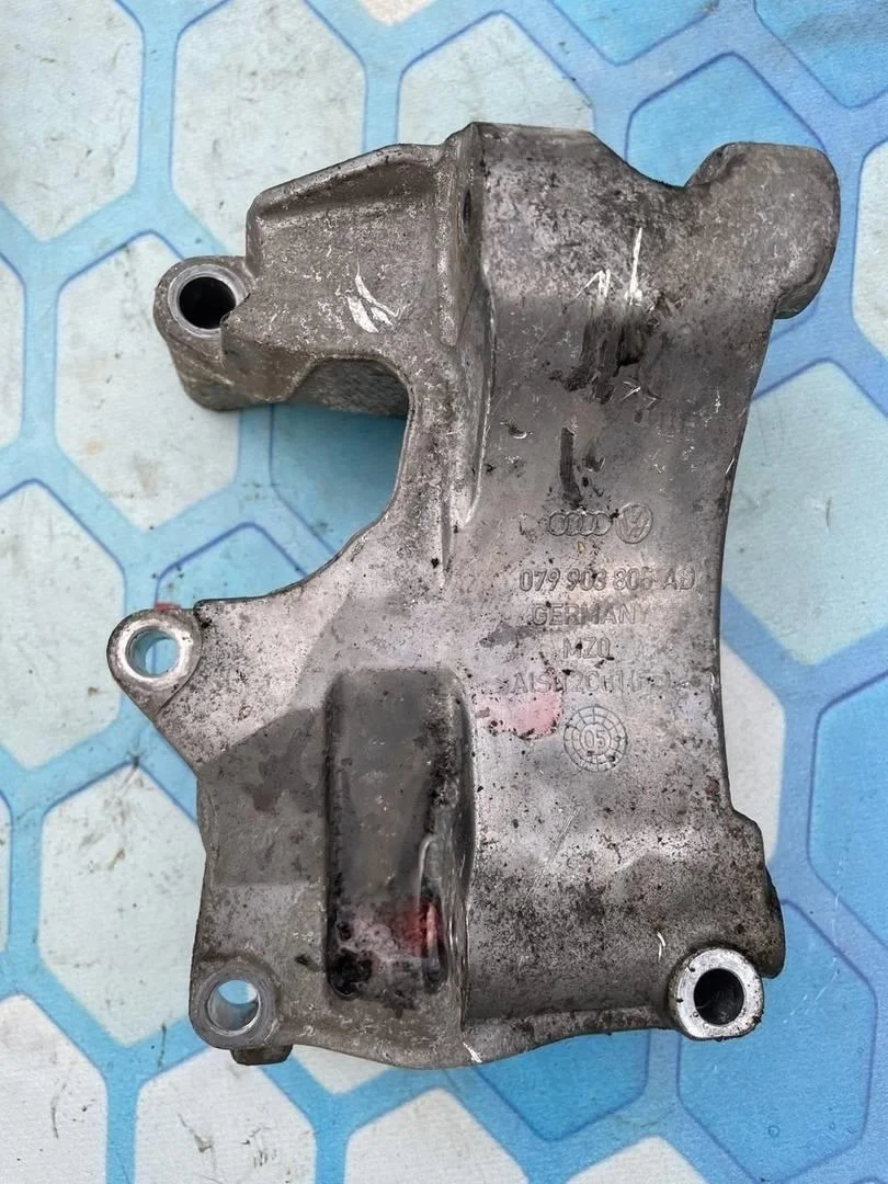 Кронштейн генератора Audi A8 2007 D4
