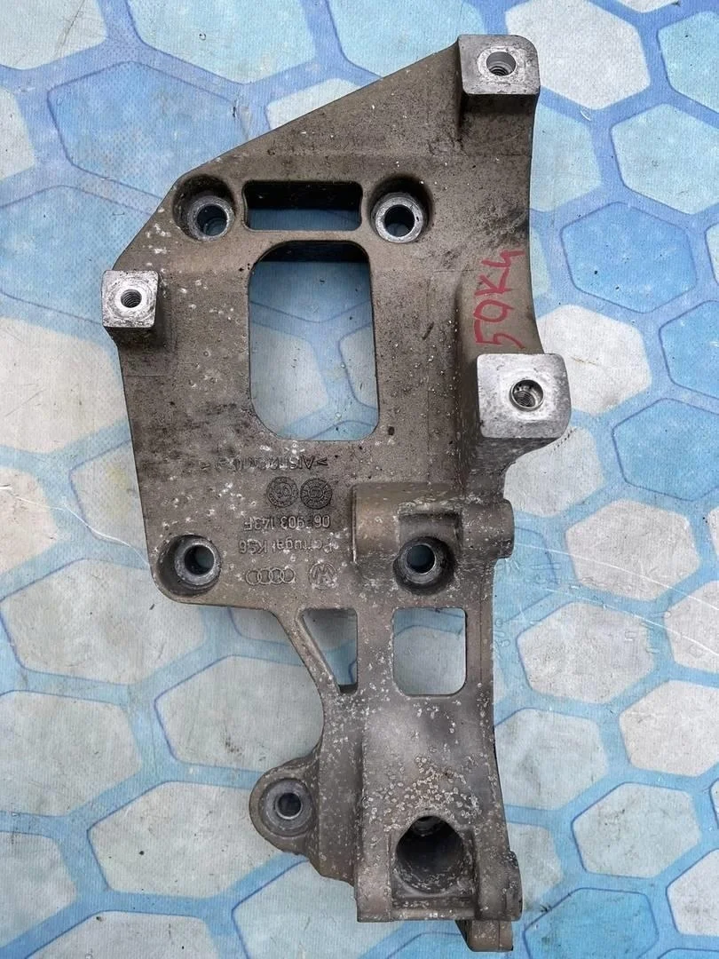 Кронштейн генератора VW Golf 2007