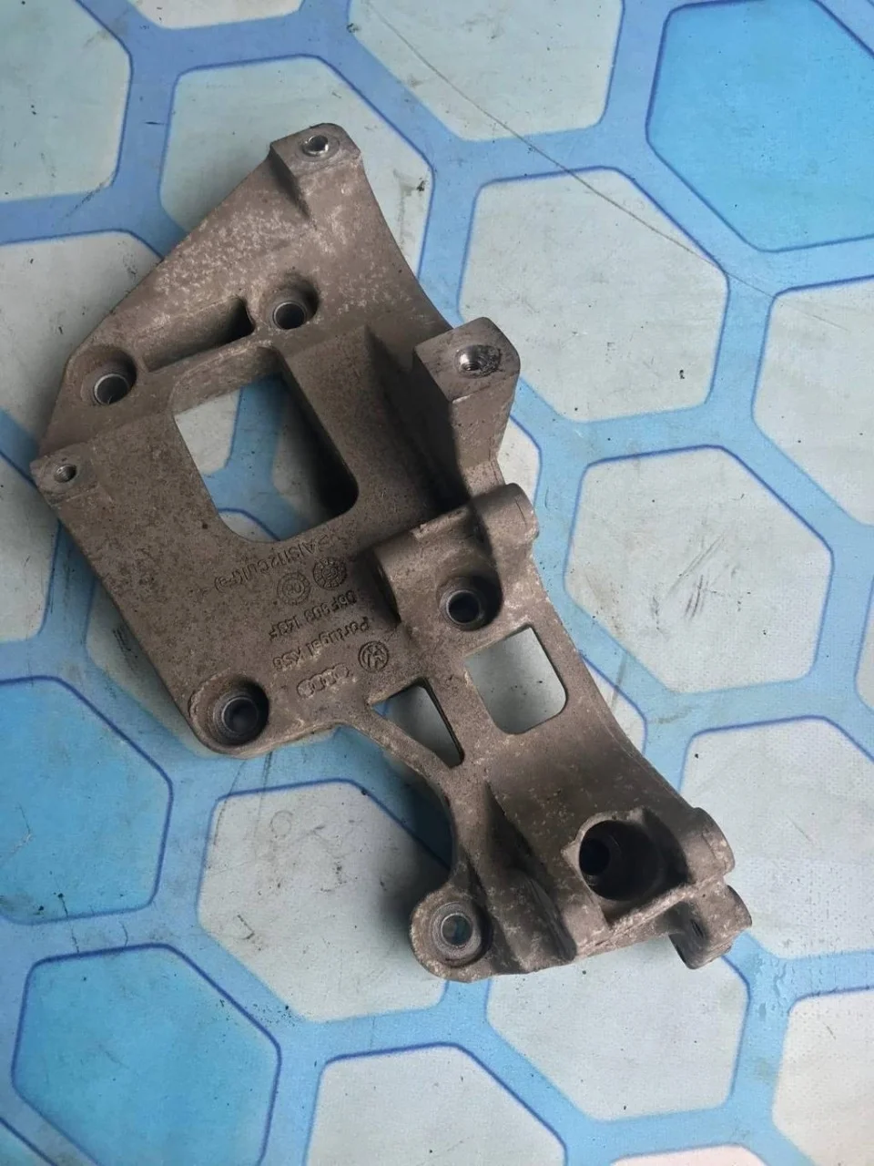 Кронштейн генератора VW Passat 2007 B6