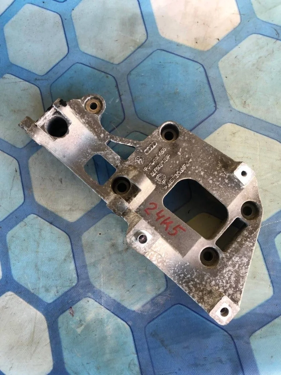 Кронштейн генератора VW Passat 2007 B6