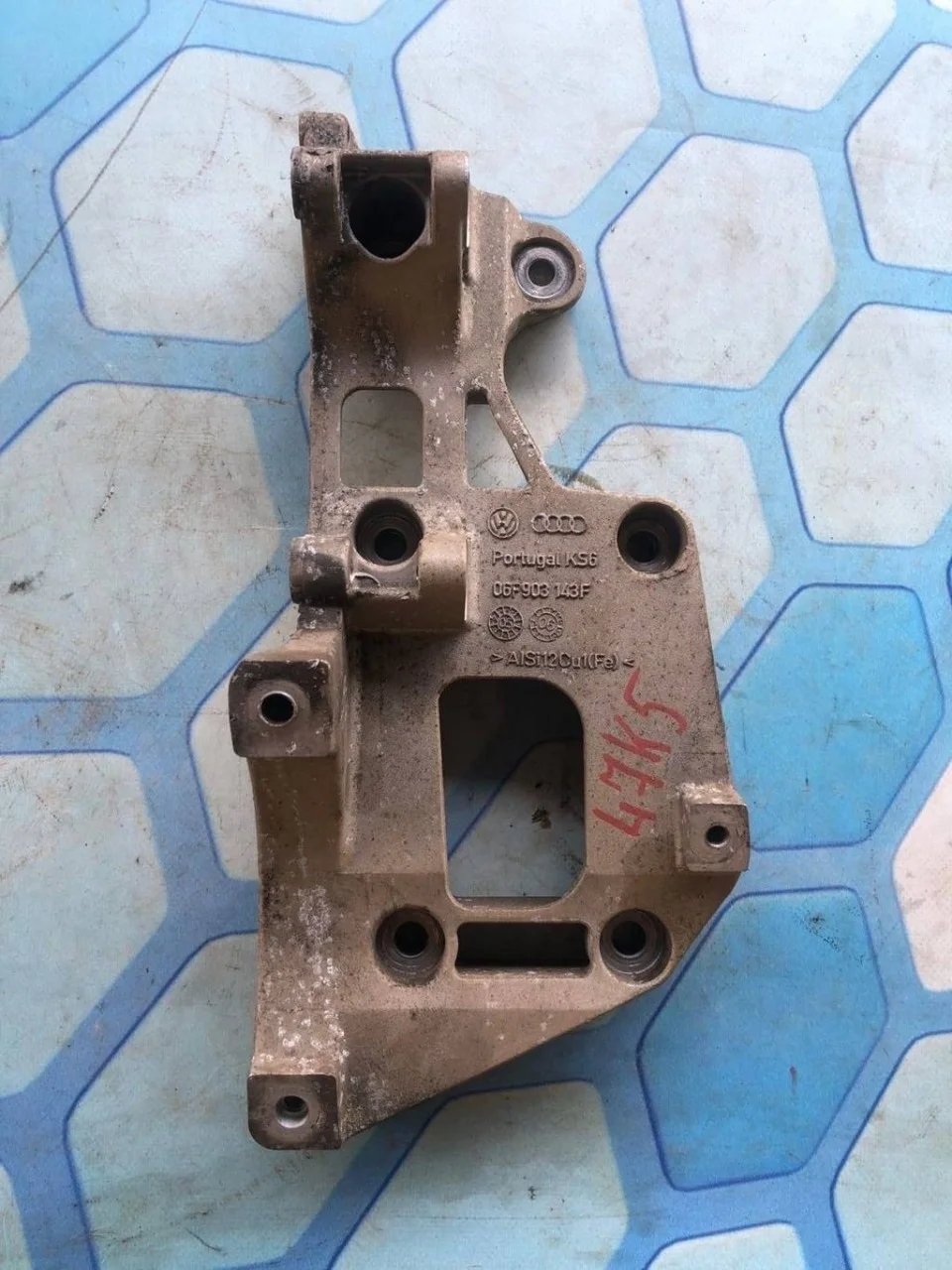 Кронштейн генератора VW Passat 2007 B6