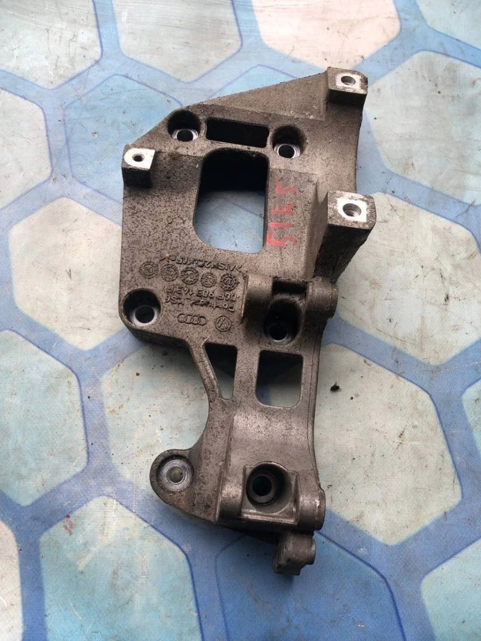 Кронштейн генератора VW Passat 2007 B6