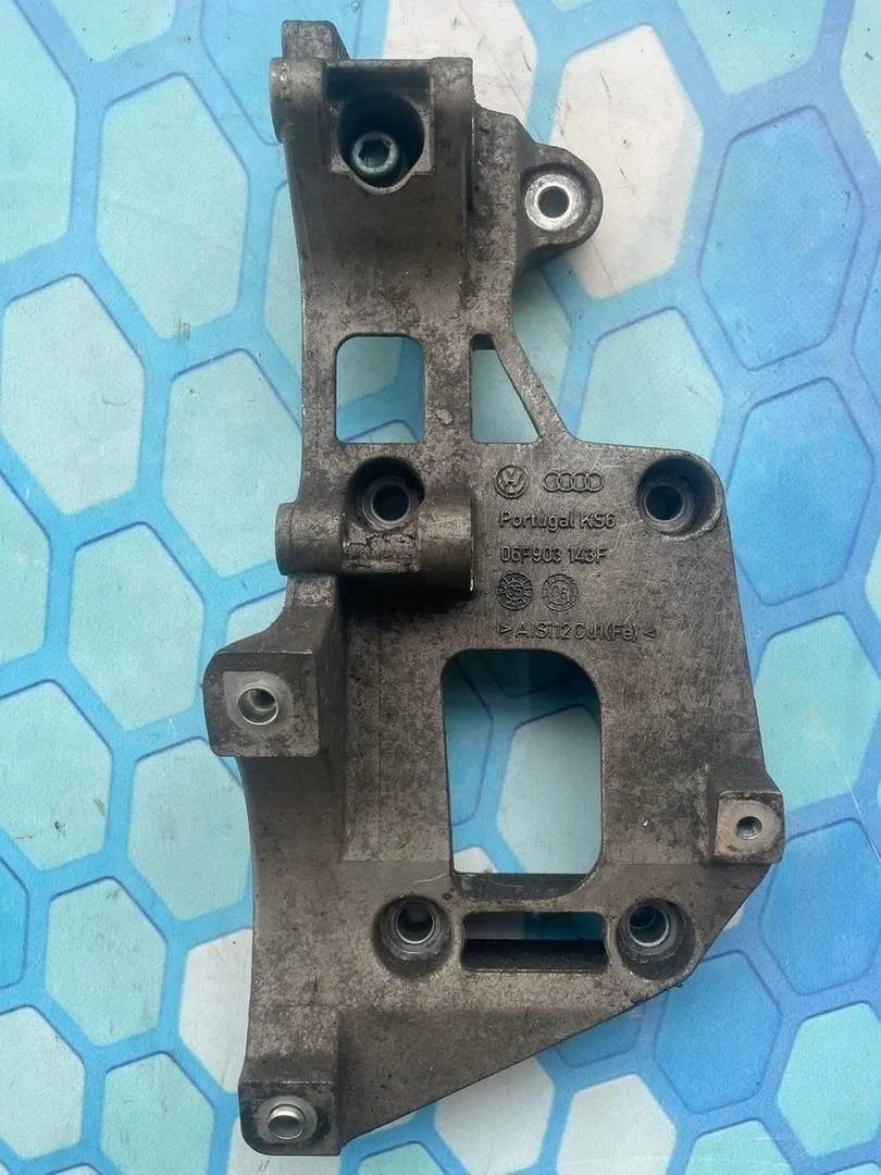 Кронштейн генератора VW Passat 2007 B6