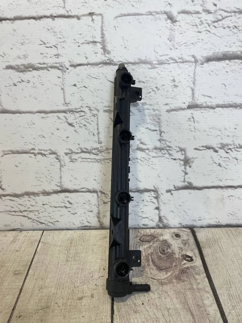 Топливная рампа VW Golf 2008