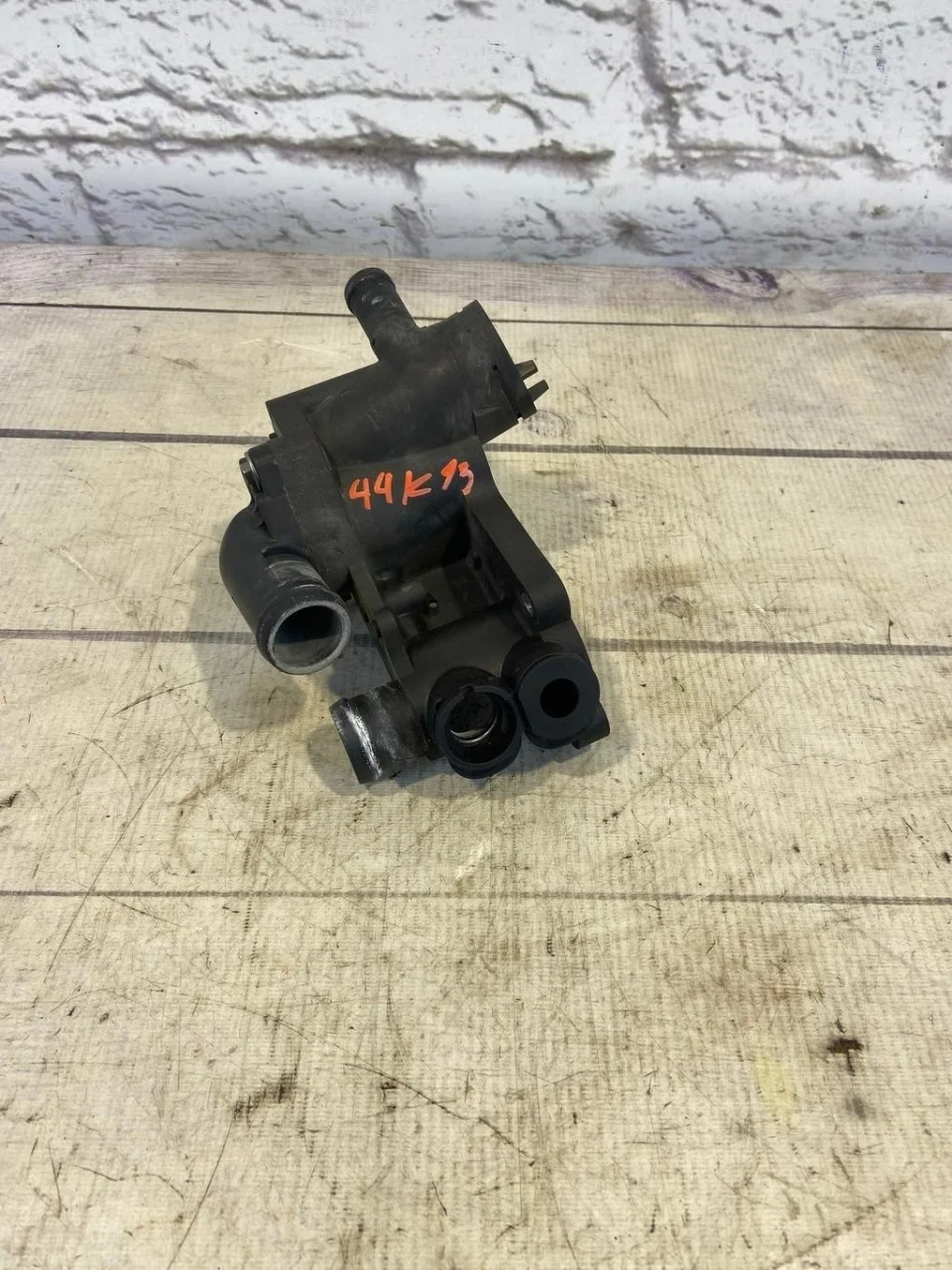 Корпус термостата VW Golf 2008