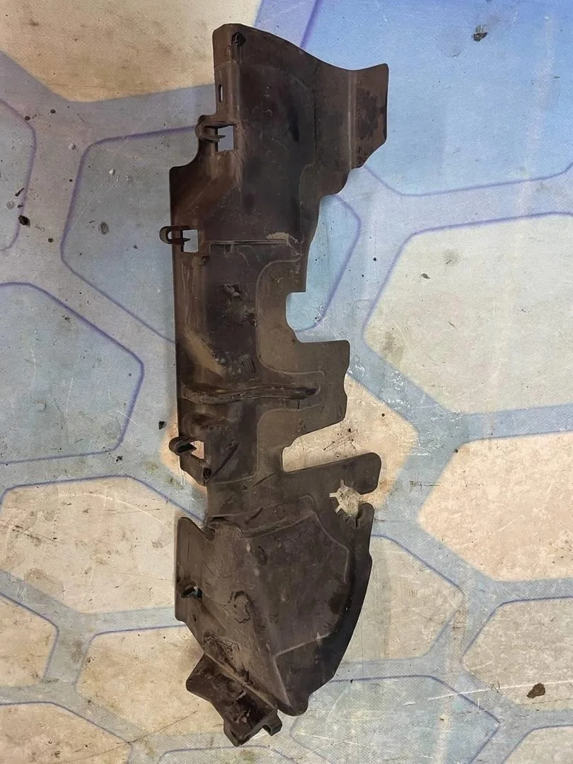 Воздуховод радиатора охлаждения левый VW Passat 2008 B6