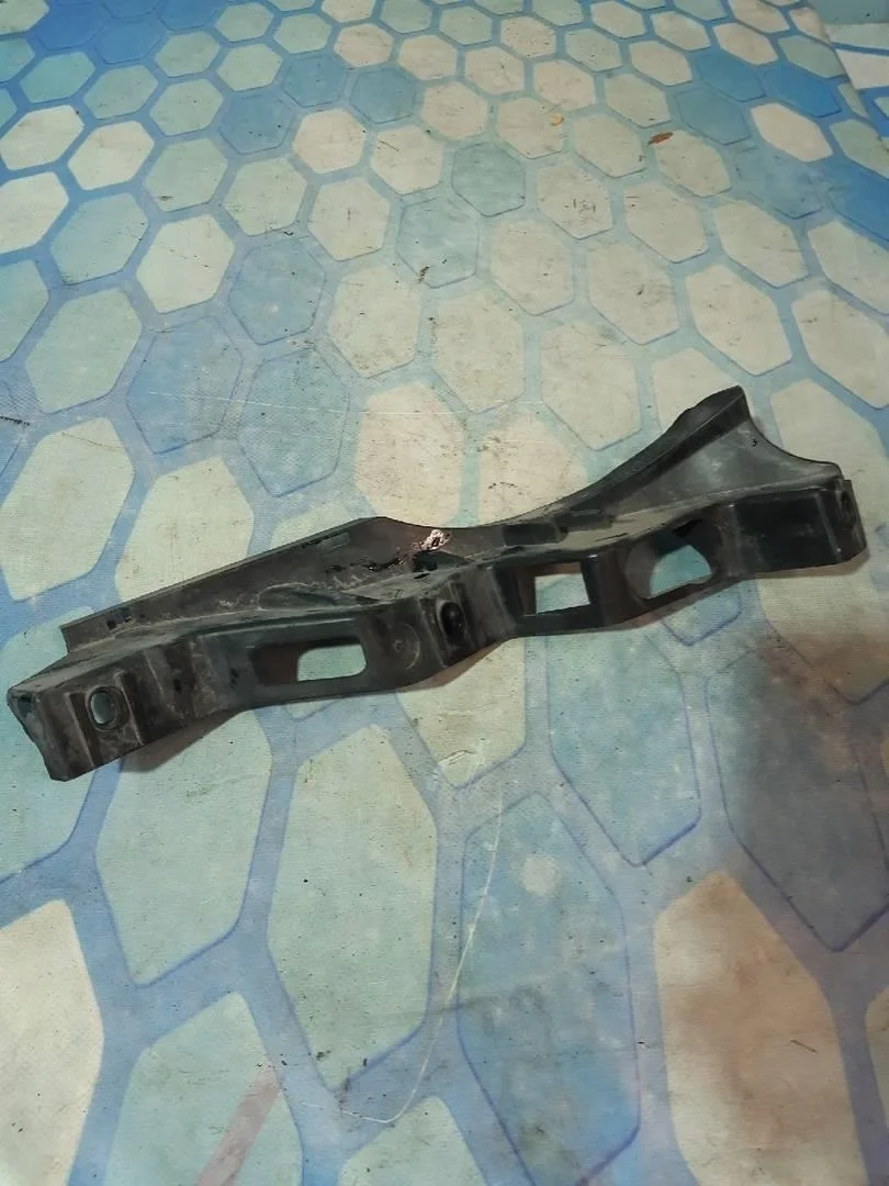 Кронштейн переднего бампера правый VW Passat 2008 B6