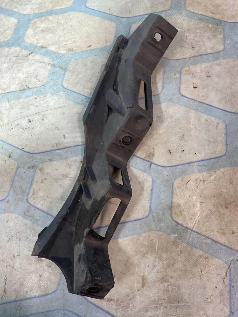 Кронштейн переднего бампера левый VW Passat 2008 B6