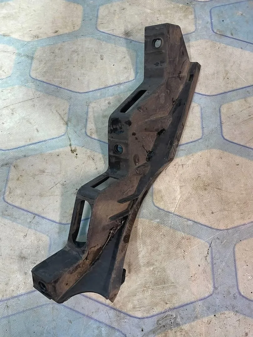 Кронштейн переднего бампера правый VW Passat 2008 B6